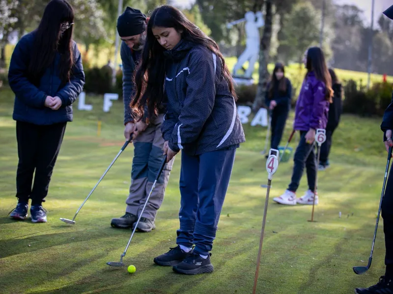 Alumnos de Colegio Nueva Braunau participarán de taller de Golf en Academia Club de Golf El Alba by Elite Golf
