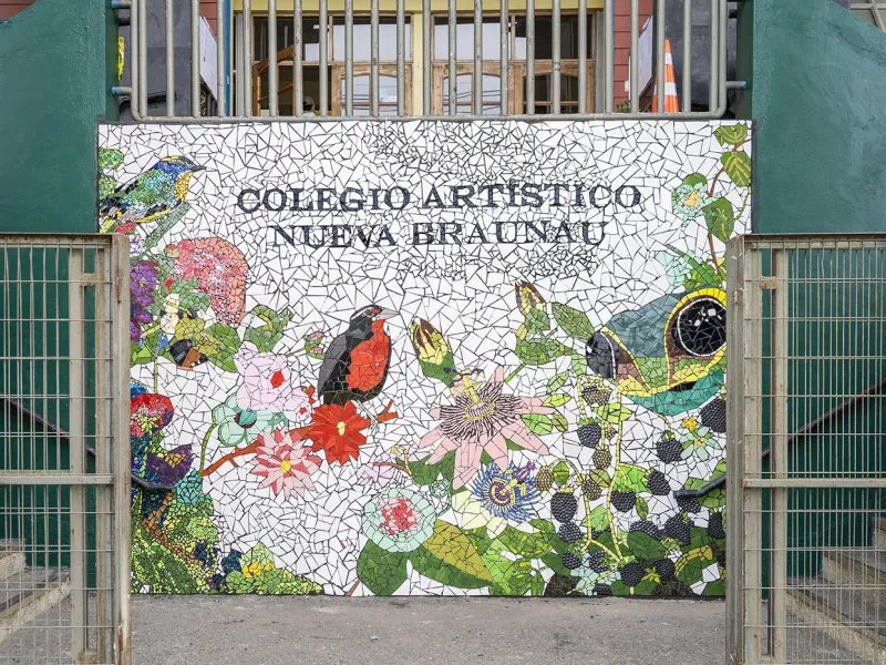 Colegio Artístico Nueva Braunau inauguró fachada con mosaico