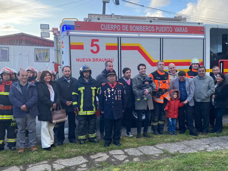 Con tradicional bienvenida Bomberos de Nueva Braunau recibió su nuevo carro bomba