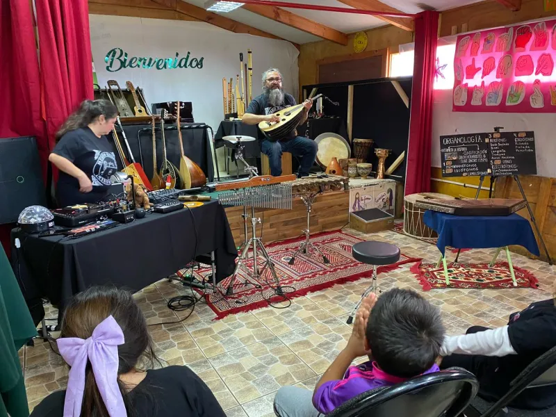 Conciertos Pedagógicos: “Museo Sonoro Itinerante” recorre escuelas  de la zona sorprendiendo con sus sonidos
