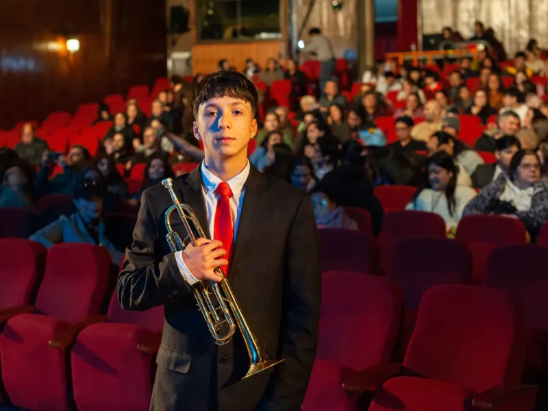 Desde Cochamó y Hualaihué: dos jóvenes becados por FOJI que transformaron su vida a través de la música