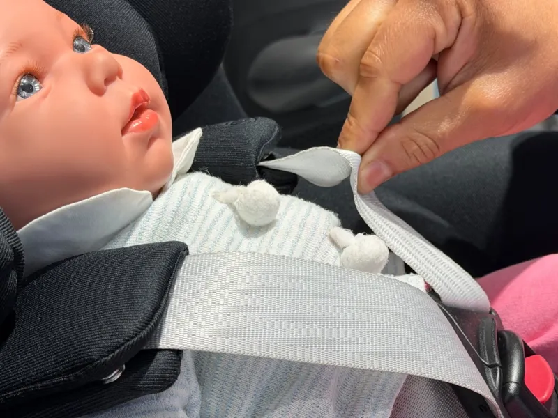 El error más frecuente en el uso de sillas infantiles: uno de cada cinco niños viaja con el arnés suelto