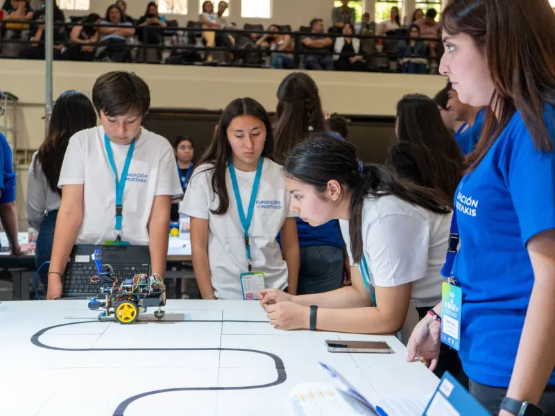 Fundación Mustakis invita a niños y jóvenes a participar en talleres educativos de ciencia, tecnología, videojuegos y robótica
