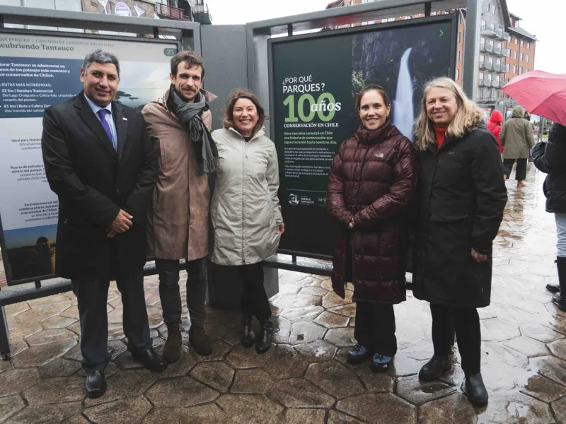 Inauguran exposición itinerante "100 Años de Conservación en Chile" en la Costanera de Puerto Varas