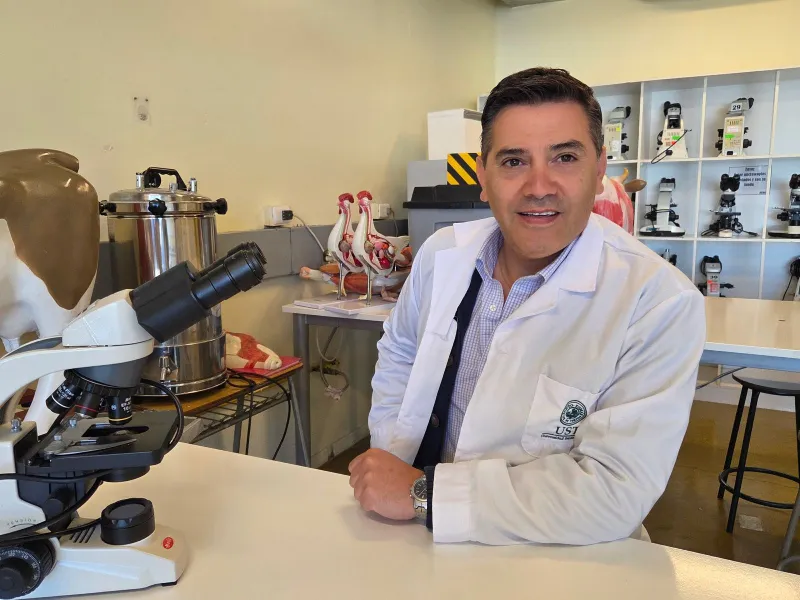 Investigador de la Universidad Santo Tomás identifica los efectos ecosistémicos del uso de antimicrobianos en la salmonicultura