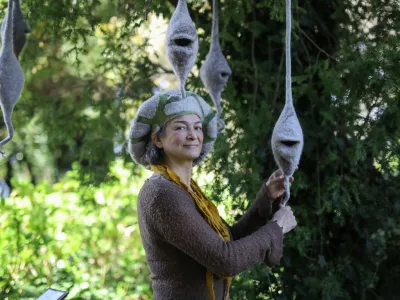 Artista textil presentará obra en formato desfile de moda en el Kunstgarten