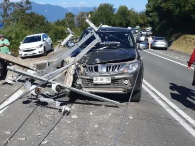 Caída de eucalipto sobre redes eléctricas provocó accidente de tránsito en sector La Cantera camino a Ensenada