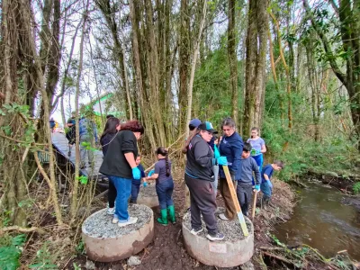 Comunidad limpia estero y bosque de la Escuela Loncotoro para dar vida a un nuevo espacio