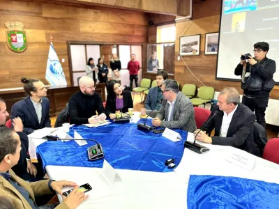 En Puerto Varas: Ministro Jackson Conversó con Alcaldes de la Región y Anunció Decreto que Promueve Inversión con Alto Impacto Social