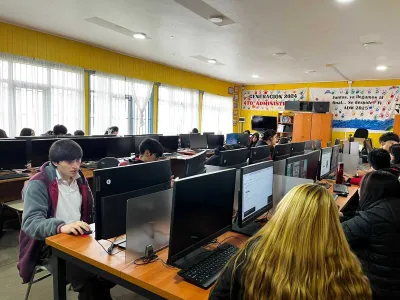 Estudiantes de liceos de Puerto Varas, Llanquihue, Frutillar y Fresia acceden a formación pionera en habilidades del futuro