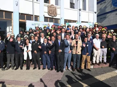 Gobierno Regional entregó a Bomberos 2.300 millones en equipamiento de última tecnología