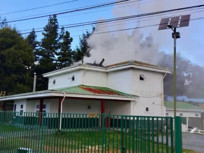 Incendio afectó a la Tenencia de Ensenada: fuego se habría originado en el entretecho del cuartel