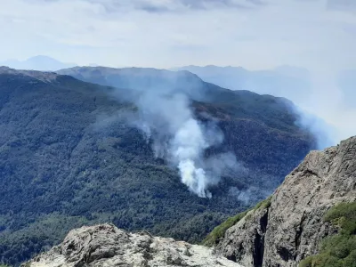 Autoridades de Los Lagos informaron que se comenzó a combatir incendio proveniente de Argentina