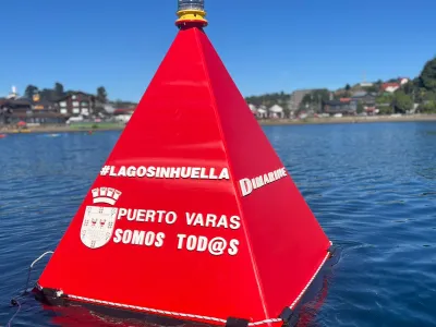 Instalan boyas en la bahía de Puerto Varas para instar a evitar contaminar el Lago Llanquihue