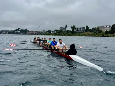 Nuevo Club de Remo Puerto Varas navegó con inédita embarcación en el Lago Llanquihue