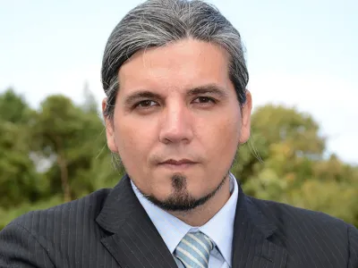 OPINIÓN: "Negacionismo o desconocimiento de la política en la práctica", por Pedro Díaz Polanco, Director de la Escuela de Administración Pública Universidad Austral de Chile