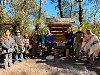 Parque Nacional Vicente Pérez Rosales conmemoró 100 años con instalación de placa y cápsula del tiempo