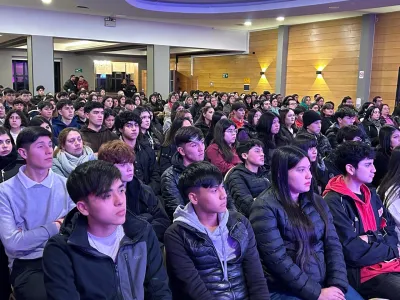 Puerto Varas entrega Beca Municipal a cifra récord de 188 estudiantes destacados de enseñanza media y superior
