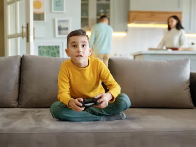 Qué es Tecnoferencia y cómo puede afectar el desarrollo del lenguaje en los niños