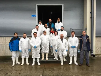 Salmones Camanchaca recibe a operadores turísticos en sus instalaciones de Petrohué