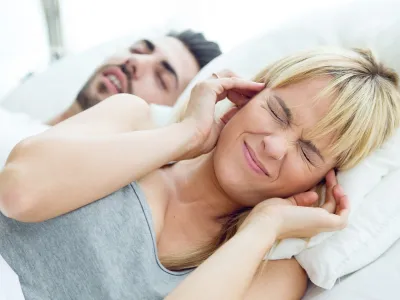 ¿Tu pareja ronca? Aquí 3 pasos que te ayudarán a combatir este malestar